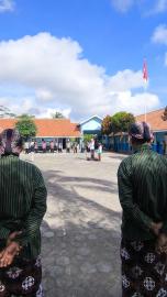 UPACARA PERINGATAN HARI KARTINI DI SMA IKIP VETERAN III TAMBAKROMO